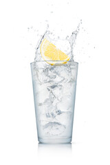 白背景に置かれた氷入りのグラス。落としたレモンで飛沫の上がった瞬間のテクスチャー。レモンサワー、レモンジュース、レモネードなどの素材
