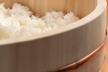 飯台に炊き立てのごはん