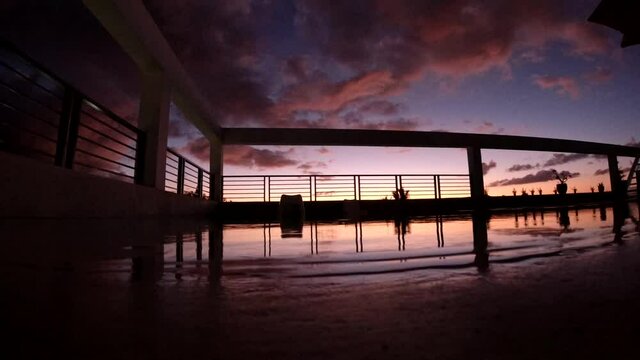Timelapse de un Atardecer reflejado en una piscina