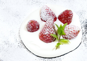 Fresh strawberries with whipped cream and powdered sugar