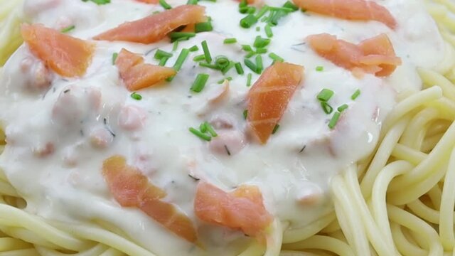 assiette de spaghettis au saumon fum&eacute;