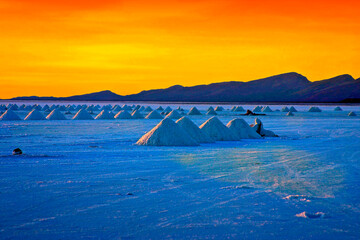 Salar de Uyuni coucher de soleil désert de sel blanc 3700m altitude Sud Lipez cordillère des...
