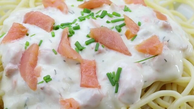 assiette de spaghettis au saumon fum&eacute;