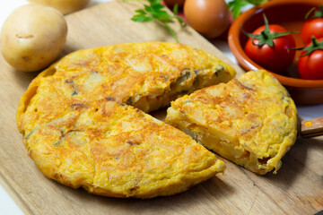 Shooting audiovisual content Traditional spanish omelette with potatoes and onion.