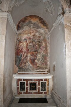 Napoli - Altare di fondo a sinistra della cripta della Basilica di Santa Maria alla Sanit&agrave;