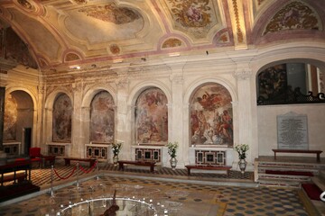 Napoli - Altari di destra della cripta della Basilica di Santa Maria alla Sanità