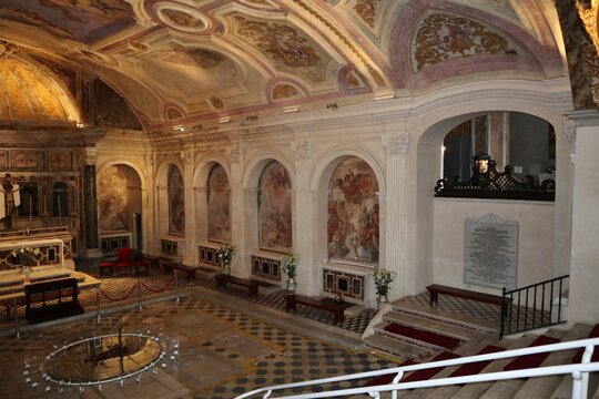 Napoli - Cripta della Basilica di Santa Maria alla Sanit&agrave;  dallo scalone di accesso