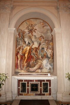Napoli - Primo altare a sinistra della cripta della Basilica di Santa Maria alla Sanit&agrave; (2)