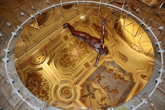 Napoli - Specchio circolare sul pavimento della cripta della Basilica Santa Maria alla Sanit&agrave;