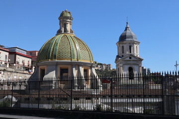 Fototapeta na wymiar Napoli - Cupole della Basilica di Santa Maria alla Sanità dal ponte