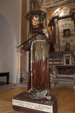 Napoli - Statua di San Francesco d'Assisi nella Basilica di Santa Maria alla Sanit&agrave;