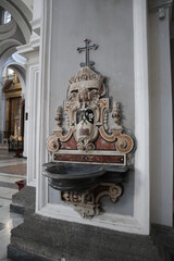 Napoli - Acquasantiera seicentesca nella Basilica di Santa Maria alla Sanità