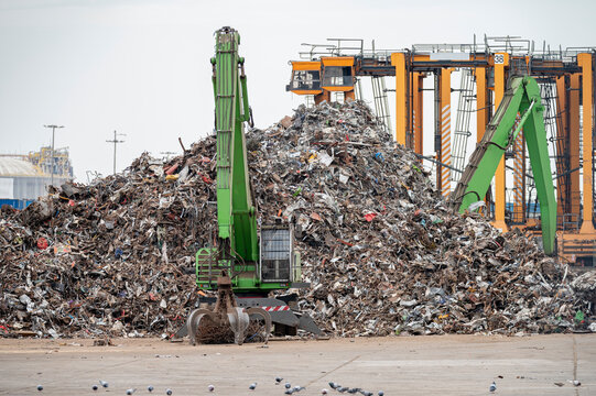Crane with arm and claw for the handling of scrap