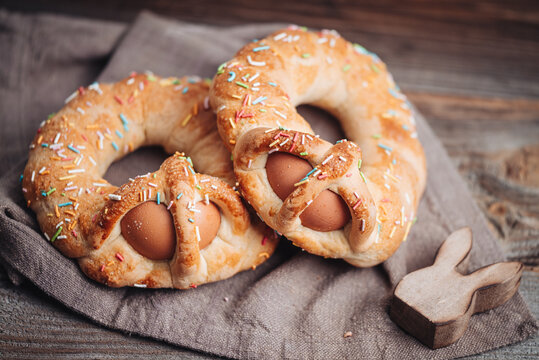 Scarcella, a traditional Apulian pastry for Easter