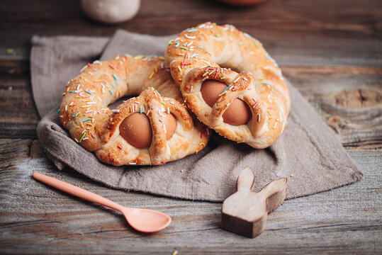 Scarcella, a traditional Apulian pastry for Easter