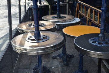 Tables empilées dans bar fermé