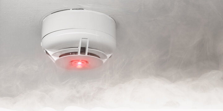 Smoke detector in the event of a fire alarm as a fire protection warning