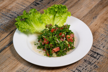 Lebanese tabbouleh recipe with parsley, tomato, onion, olive oil, mint and lemon