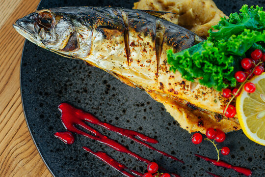 Mackerel in parsley puree, Fish mackerel, makrela na talerzu podana z puree pietruszkowym, mackerel on a plate