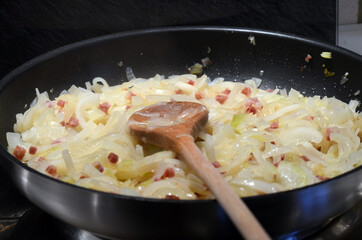 Zwiebeln mit Speckwürfeln anbraten