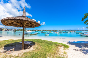 Kiosque de paille sur plage de Grand-Baie, île Maurice 