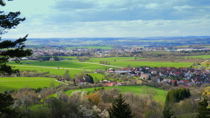 herrliche Aussicht von oben auf weite Landschaft im Fr&uuml;hling an sonnigem Tag