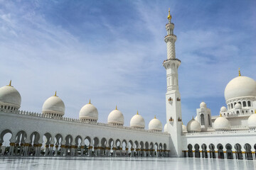 Fototapeta na wymiar United Arab Emirates, Abu Dhabi, Sheikh Zayed Mosque minaret