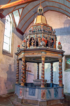 Lampaul-Guimiliau. Le baptist&egrave;re et le baldaquin  de l'&eacute;glise Notre-Dame. Finist&egrave;re. Bretagne