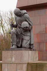 The entrance to the alley memory guard kneeling soldiers in Treptov Park