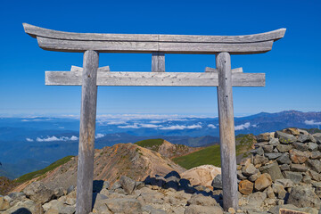岐阜県(長野県)の乗鞍岳の山頂の乗鞍本宮の鳥居