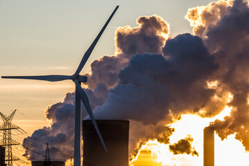 Windrad, Windräder vor dampfenden Kohlekraftwerk bei Sonnenuntergang, Energiewende, fossile und erneuerbare Energie, Niederaußem