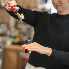 waitres mixing coctail