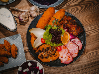 Catering, zestaw mięsny, kotlet devolaille, pieczeń wieprzowa, panierowany schab z pieczarkami i serem, chrupiące panierowane nuggetsy, deska mięs, catering, dania cateringowe, polska deska mięs © Silesia