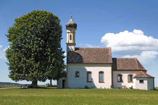 die kleine Kirche St. Johann bei Raisting in Oberbayern