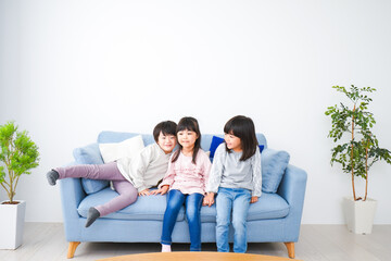 Obraz premium 部屋で楽しく遊ぶ子どもたち