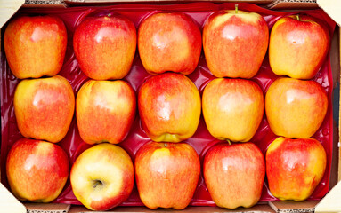 Detail of a box of excellent red apples .