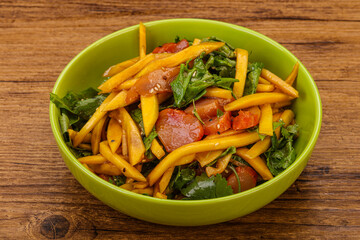 Salad with mango and chicken