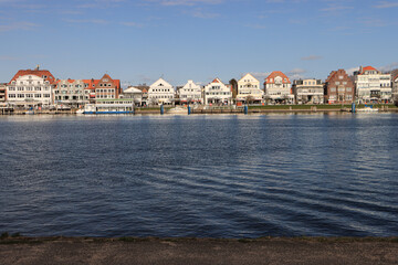 Ostseebad Travemünde; Blick von Priwall über die Trave auf die Häuserzeile der Vorderreihe