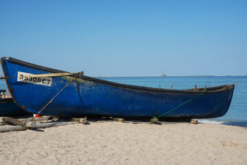 Obraz premium the boat of some fishermen after they brought ashore the catch. photo during the day.