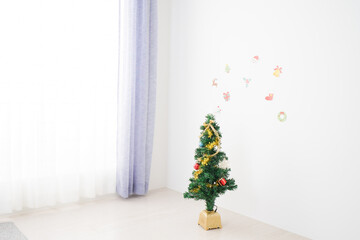 クリスマスの飾り付けをする子どもたち