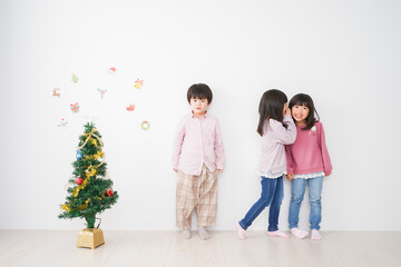 クリスマスの飾り付けをする子どもたち