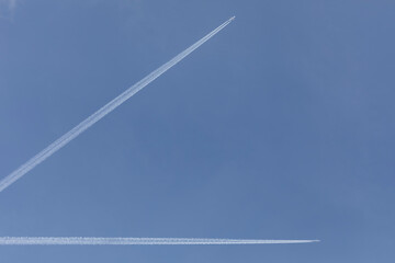 Zwei Flugzeuge am Himmel