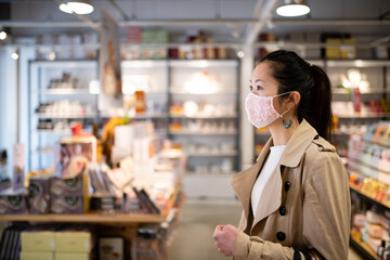 マスクを着用してショッピングをする女性
