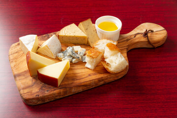 チーズの盛り合わせ（目線下げ）