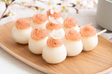 桜餡をのせた団子