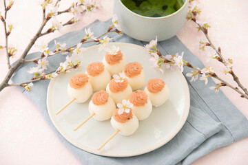 桜餡をのせた団子