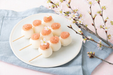 桜餡をのせた団子