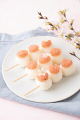 桜餡をのせた団子