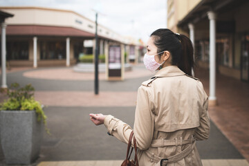 マスクを着用してショッピングをする女性