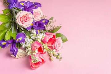 Obraz na płótnie Canvas A beautiful bouquet of fresh flowers on a pink pastel background